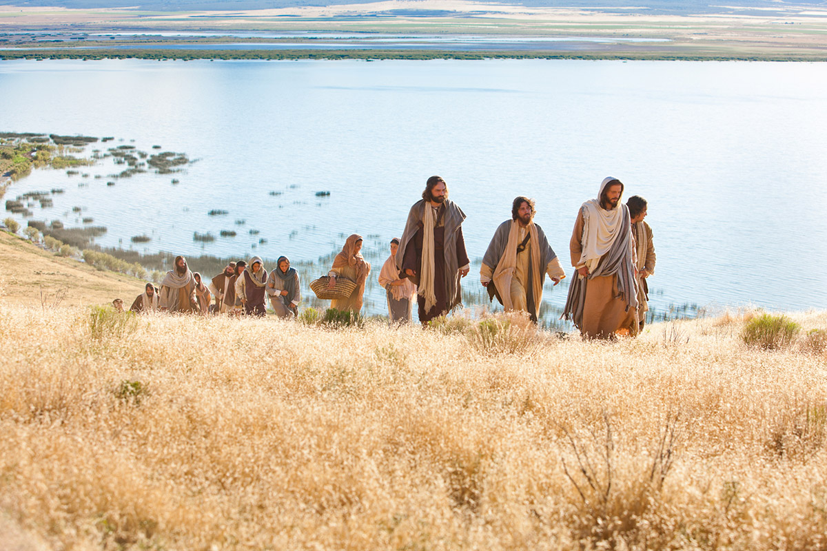 jesus_marche_avec_ses_disciples